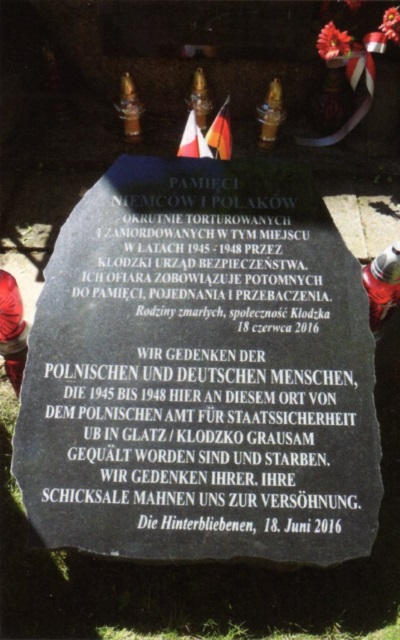 Inschrift auf der Gedenktafel f&uuml;r Opfer kommunistischer Gewalt in Glatz/Kłodzko