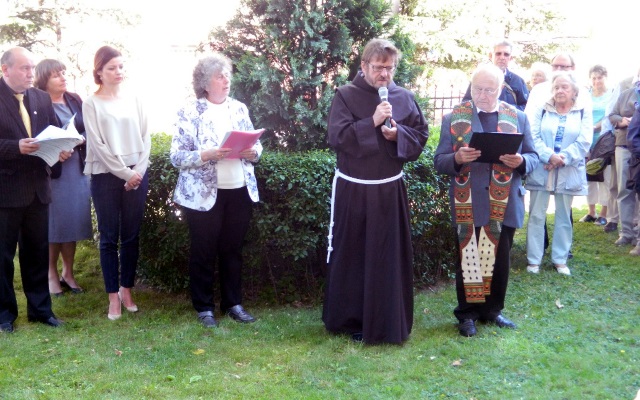 v.l. Henryk Grzybowski, Tereza Bazala, Frau Koza (Mitarbeiterin Kulturamt), Elisabeth Kynast, Pater Dr. Marian Arndt, Gro&szlig;dechant Franz Jung
