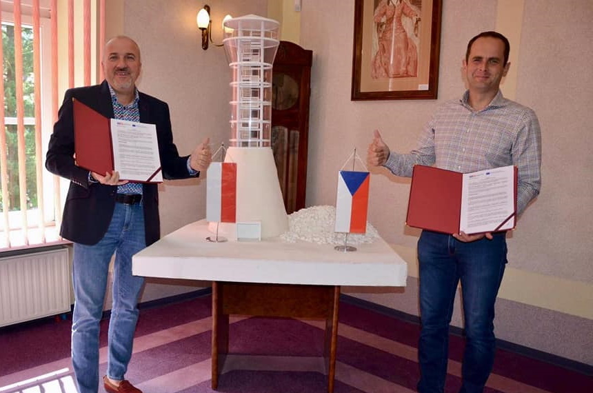 Vertragsunterzeichnung durch B&uuml;rgermeister Dariusz Chromiec