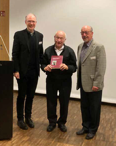 Erstes Exemplar des Buches &uuml;berreicht
