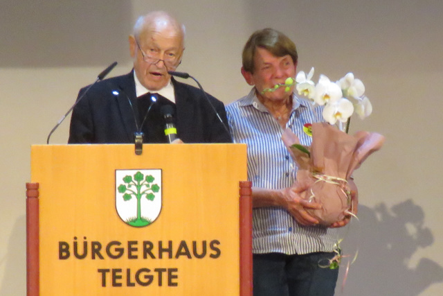 Gro&szlig;dechant Pr&auml;lat Franz Jung dankt seiner Mitarbeiterin Christel Geismann f&uuml;r ihre 40-j&auml;hrige T&auml;tigkeit.