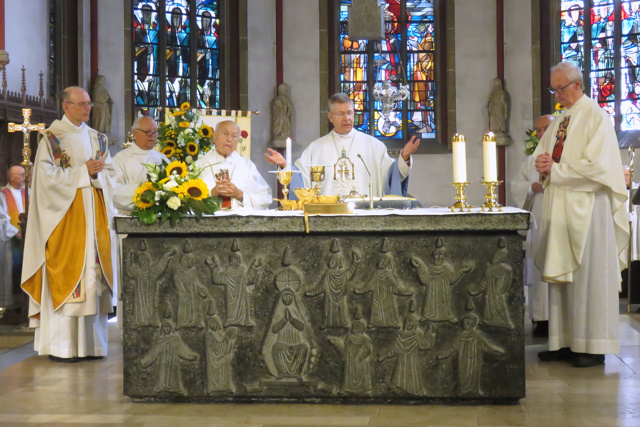 Weihbischof Dr. Stefan Zekorn mit den Grafschafter Priestern am Altar
