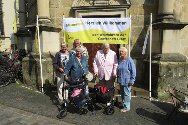 Es waren auch viele Glatzer Landsleute mit ihren Gehhilfen und Rollatoren zur Wallfahrt gekommen, die sich ebenfalls auf den Weg zum B&uuml;rgerhaus machten.