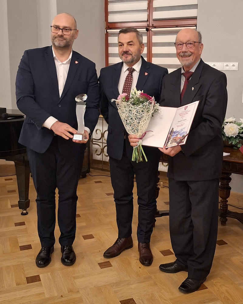 Ehrung (von links): B&uuml;rgermeister Michał Piszko, Ratsvorsitzender Piotr Bryła und Manfred Spata (Foto: Oliver Spata)