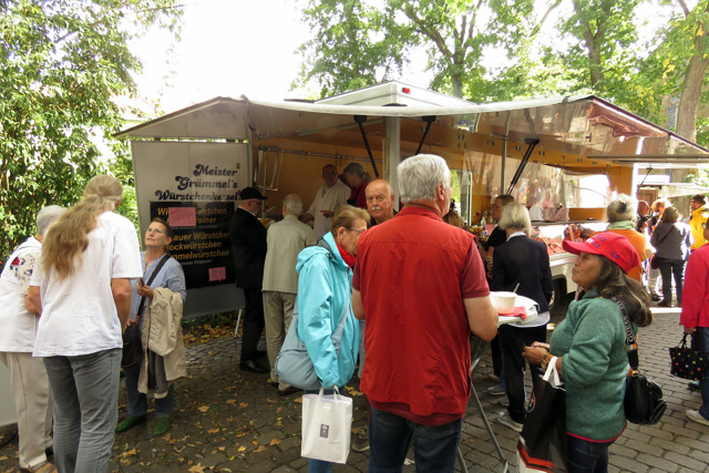Fleischermeister Gr&auml;mmel aus Detmold hatte seinen Wagen am gewohnten Platz und verkaufte wieder hei&szlig;e Krakauer, Wellwurst und Knoblichw&uuml;rstchen sowie schlesische Wurst.