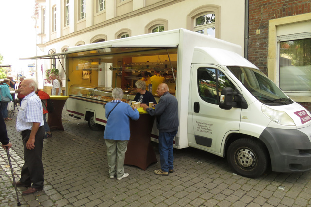 Auch die schlesische B&auml;ckerei Volkmann aus Bad Rothenfelde verkaufte wieder schlesischen Mooh- und Str&auml;selkucha sowie andere heimatliche Spezialit&auml;ten.