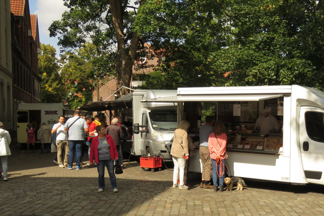 Verkaufswagen mit Wurst und Kuchen