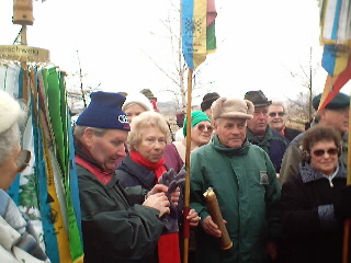 Bild 13: Vor der &Uuml;bergabe der Wander-Stafette