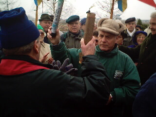 Bild 14: &Uuml;bergabe der Wander-Stafette