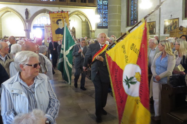 69. Glatzer Wallfahrt in Telgte 2015: Einzug mit Fahnen und Bannern