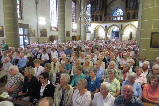 70. Glatzer Wallfahrt in Telgte 2016: Wallfahrer in der vollbesetzten Wallfahrtskirche