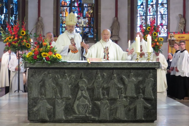 70. Glatzer Wallfahrt in Telgte 2016: Der Apostolische Nuntius Erzbischof Dr. Erwin Ender segnet im Beisein von Gro&szlig;dechant Pr&auml;lat Franz Jung die Wallfahrer.