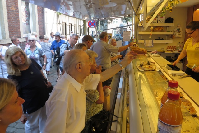 70. Glatzer Wallfahrt in Telgte 2016: Schlesischer Kuchen geh&ouml;rt zur Glatzer Wallfahrt dazu.