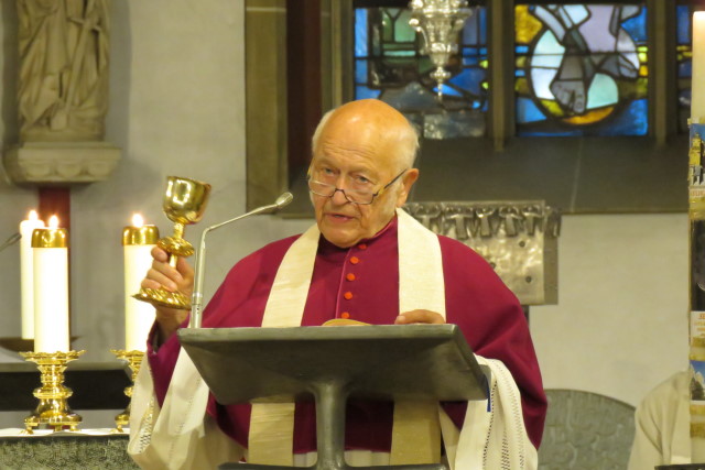 75. Glatzer Wallfahrt nach Telgte 2022: Gro&szlig;dechant Pr&auml;lat Franz Jung zeigte dabei auch den Kelch des Seligen Gerhard Hirschfelder.