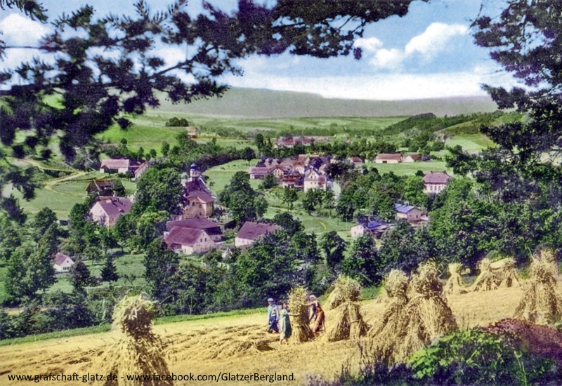 Ortsansicht mit Strohgarben zur Erntezeit