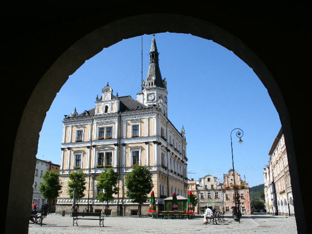 Blick aus den Lauben auf das Rathaus