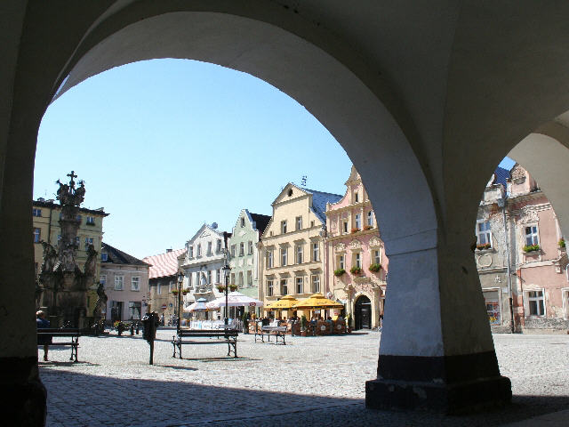 Blick aus den Lauben auf die Dreifaltigkeitss&auml;ule
