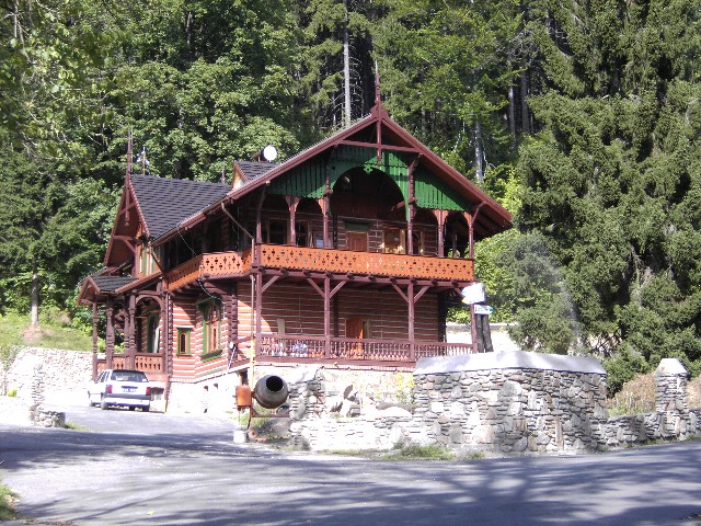 Holzhaus im Schweizer-/Norweger-Stil