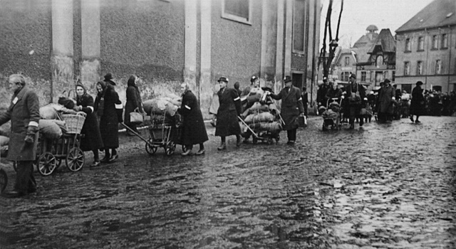 Vertriebene vor der Minoritenkirche in Glatz